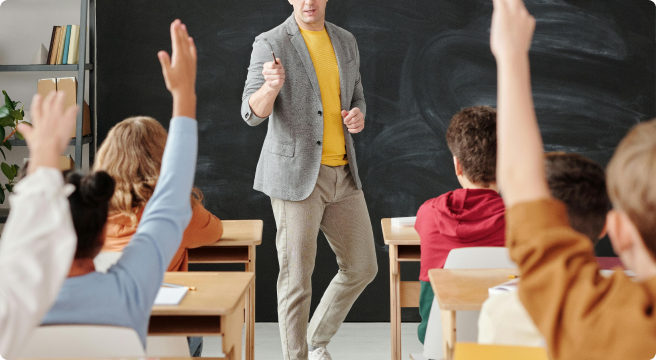 학생들과 함께 토론하는 참여형 수업